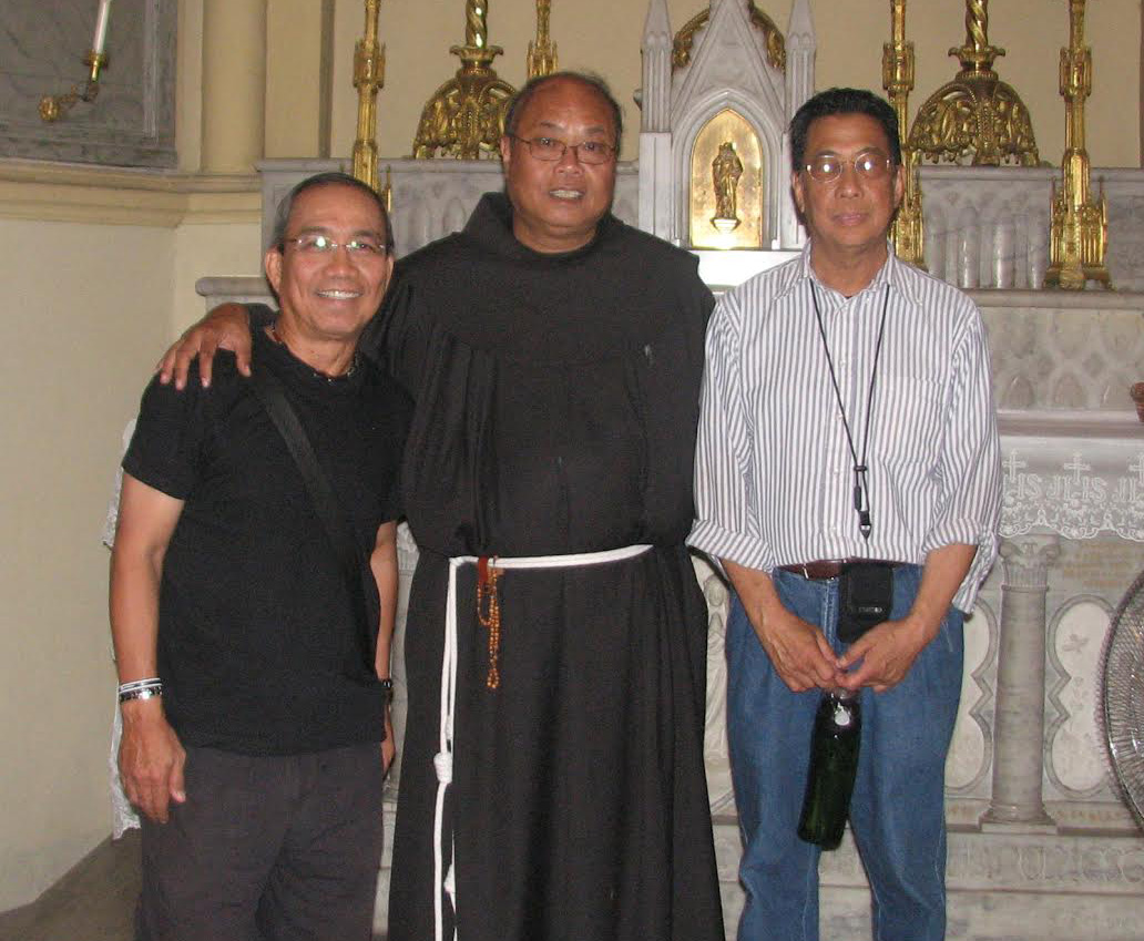Father Angelo welcomes kababayans to the Holy La.nd. With author Noni Mendoza (right) (Photo courtesy of Noni Mendoza)