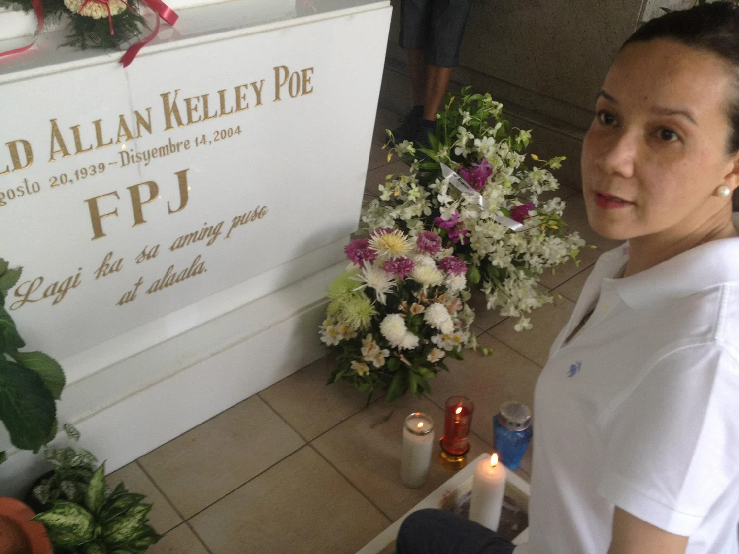 Senator Grace Poe at her father's tomb (Source: facebook.com)