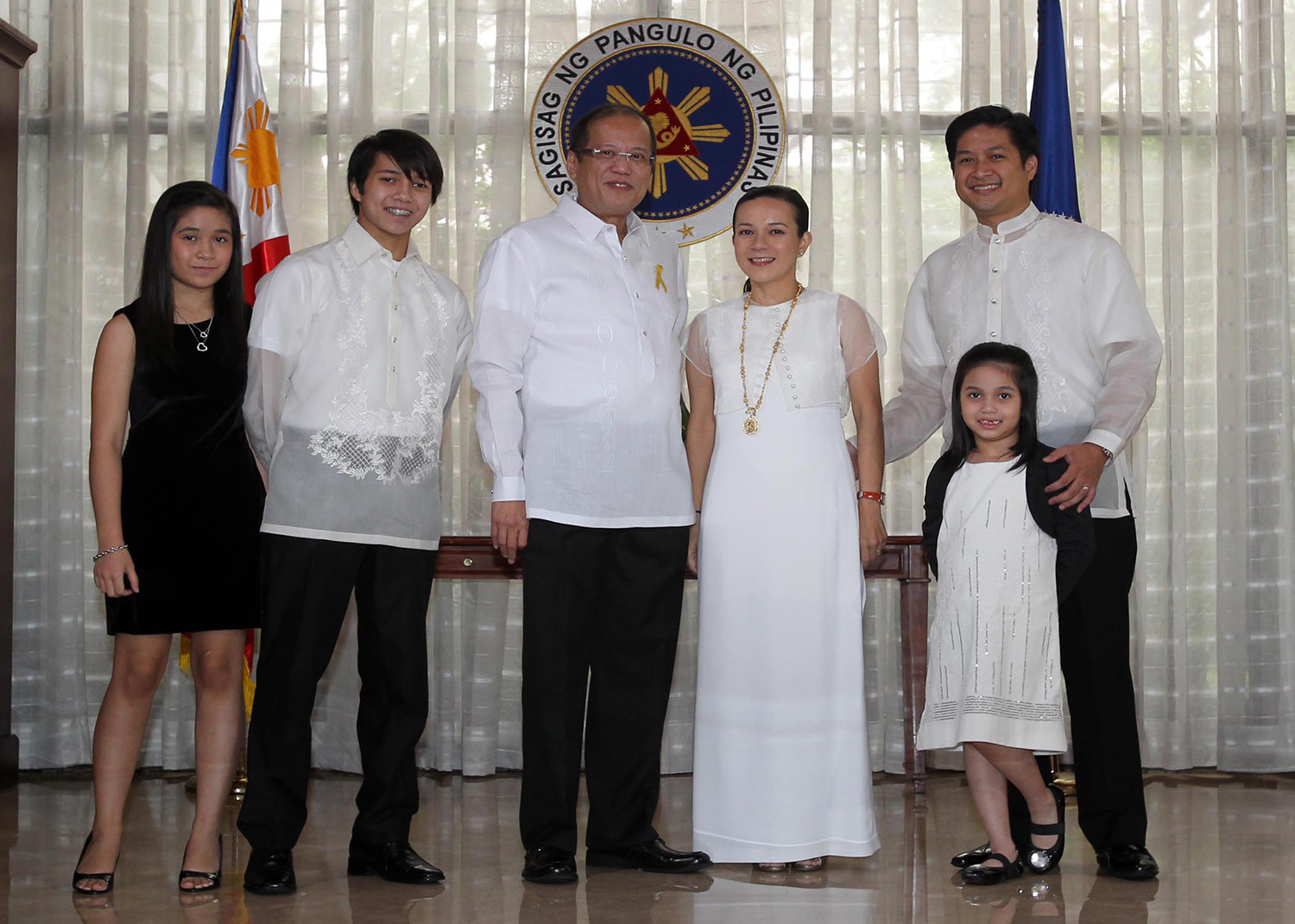 Grace Poe and her family, with President Benigno Aquino III in 2010 (Source: wikipedia.org)