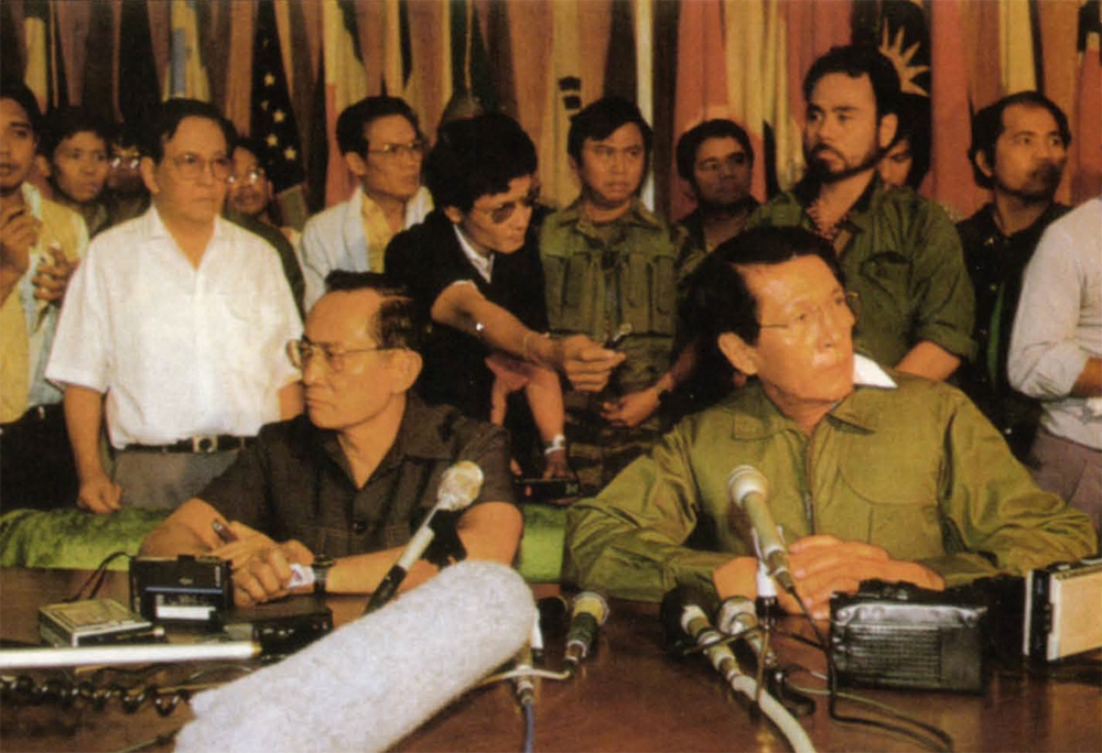 General Fidel V. Ramos (left) and Defense Minister Juan Ponce Enrile announce their break from the Marcos administration in 1986 (Photo by Peter Charlesworth)