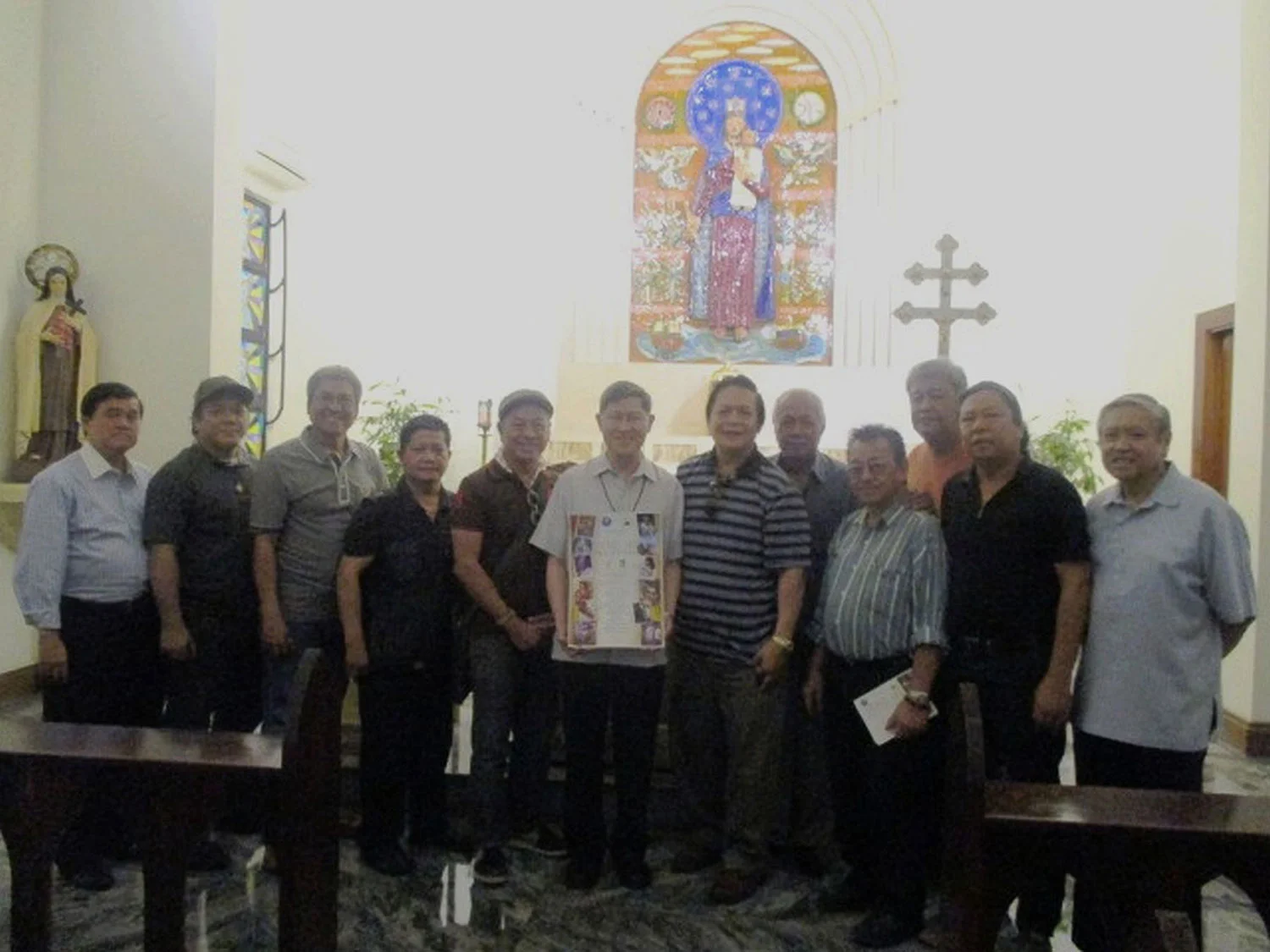Philippine Sacred Art organizers and participating artists pay a courtesy call on Cardinal Luis Antonio Tagle (center). In photo are (from left) Gerry Isada, Albert Magsumbol, Pancho Piano, Al Perez, Nemi Miranda, Cardinal Tagle, Victor Cusi, Bernie Lopez, Dr. Ton Raymundo, Rudolf Gonzalez, Willy Layug, and Jose Capistrano Jr. 