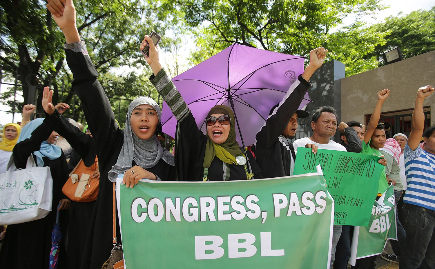Filipino Muslims rally for the passage of the Bangsamoro Basic Law in front of the House of Representatives (Source: Inquirer.net/AP)