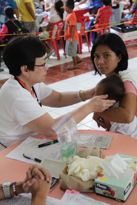 Dr. Agnes Alikpala examines one of the 1,071 pediatric patients (Photos used with permission by the Philippine Medical Society of Northern California (PMSNC)).