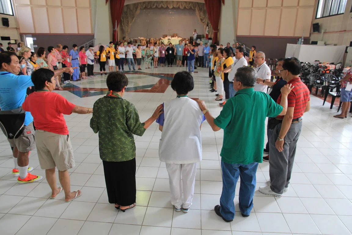 The 140-member team of doctors, dentists, nurses and staff starts the day with a prayer (Photos used with permission by the Philippine Medical Society of Northern California (PMSNC)).