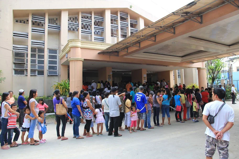 Patients fall in line to register at the cultural center in Tagbilaran, where the Philippine Medical Mission set up its temporary health facility. The mission served 7,666 patients (Photos used with permission by the Philippine Medical Society of Northern California (PMSNC)).