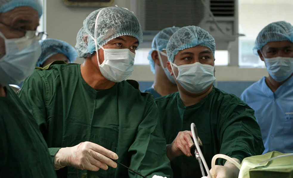 Dr. Peter Bretan (left), 2015 President of PMSNC, in operating room. Dr. Bretan, a transplant surgeon and urologist, led this year’s mission and also oversaw the surgical team in Bohol (Source: Life Plant International).