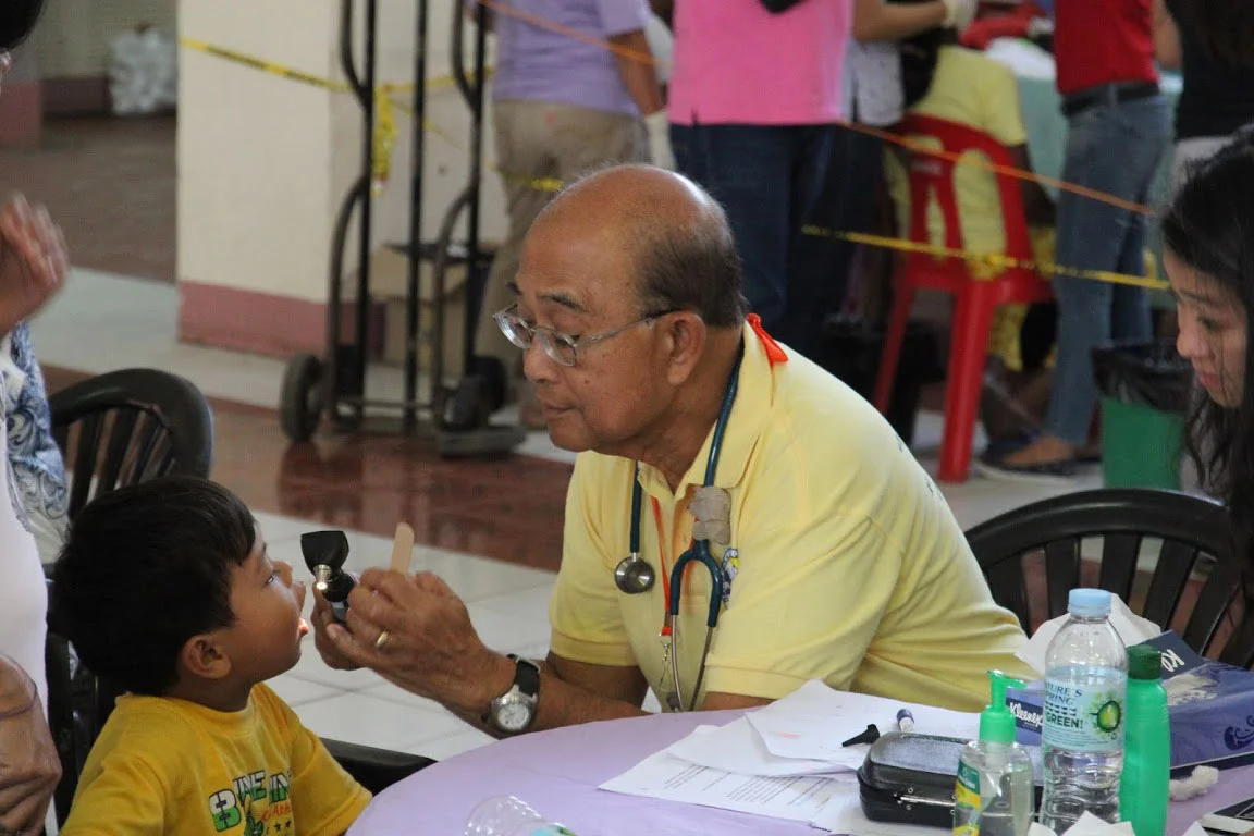 A very cooperative pediatric patient gets examined by a pediatrician (Photos used with permission by the Philippine Medical Society of Northern California (PMSNC)).