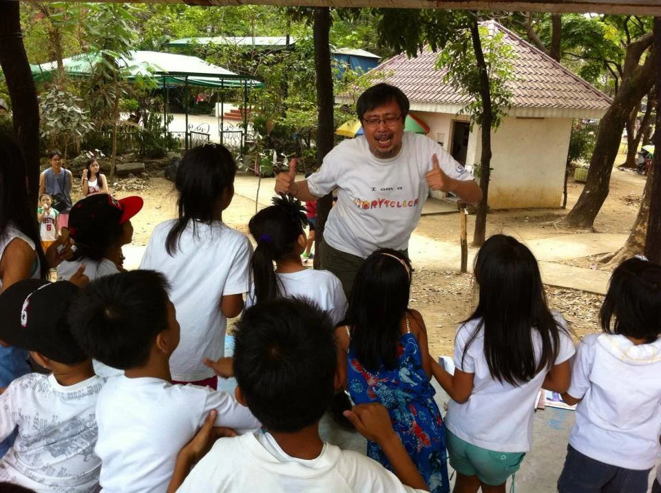 A storytelling session at the Quezon City Memorial Circle, 2013. (Photo courtesy of Bodjie Pascua)