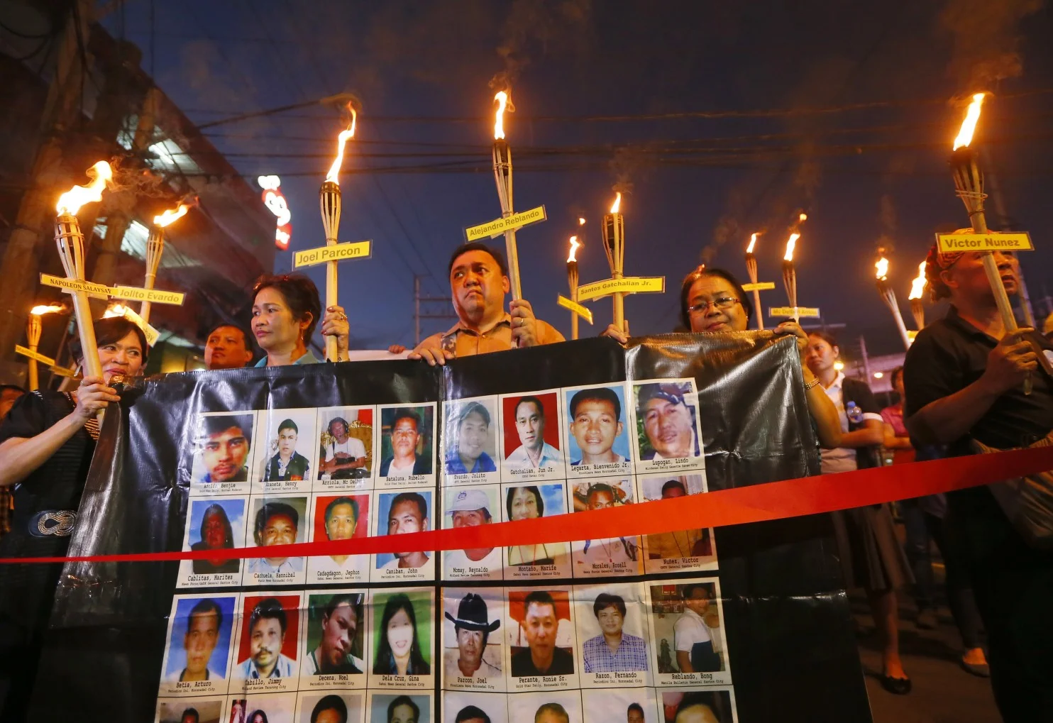 Relatives of the 32 journalists who were killed in Maguindanao province in southern Philippines six years ago, march towards the Presidential Palace last Monday, Nov. 23, 2015. (Source: Washington Post/photo by Bullit Marquez/Associated Press).