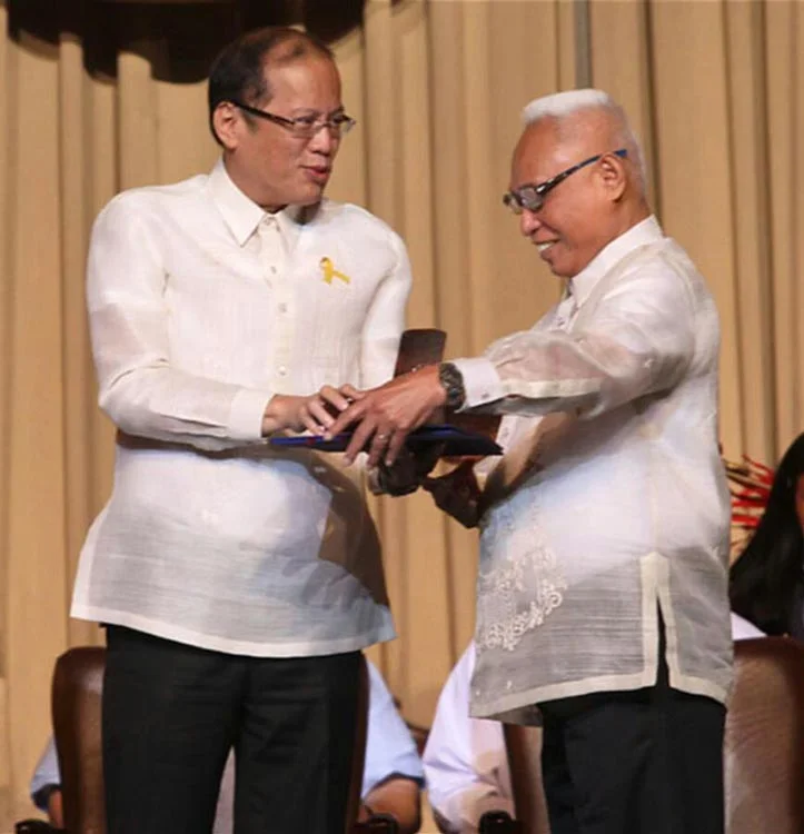 President Benigno Aquino III hands the 2012 Ramon Magsaysay Award to Dr. Davide (Photo fromRamon Magsaysay Award Foundation)
