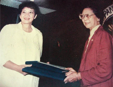 Constitutional Convention President Cecilia Muñoz-Palma present President Cory Aquino a draft of the 1987 Constitution. (Source: Official Gazette)