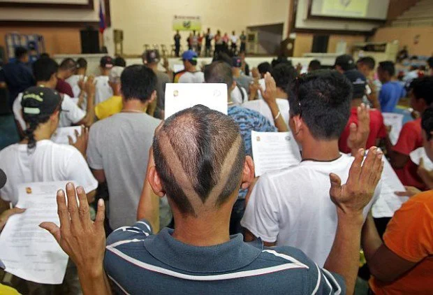 Drug pushers surrendering voluntarily to the police (Photo by Tonee Despojo/Inquirer)