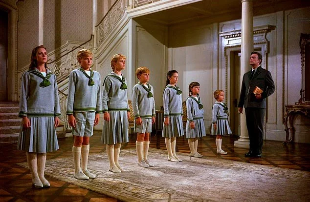 One of the most beloved sets of siblings in popular world culture – ang mga batang von Trapp ng pelikulang The Sound of Music (1965). L-to-R: sina ate Liesl (Charmian Carr, R.I.P.), kuya Friedrich, ditse Louisa, diko Kurt, sanse Brigitta, Marta, and bunso Gretl, the nene of the group. Of course, those were the fictional names of the musical’s kids. (Source: Associated Press.)