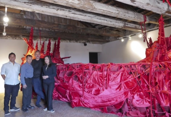 Jose Tence Ruiz (3rd from left) with Manny Montelibano, Philippine Pavilion Commissioner Felipe de Leon, Jr. and Senator Loren Legarda with Ruiz's installation piece "Shoal" at the Philippine Pavilion of the 56th International Art Exhibition – la Biennale di Venezia at the Palazzo Mora in Venice, Italy. (Source: DFA/Philstar.com)