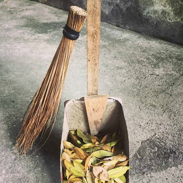 Walis Tingting and dust pan (Source; tagaloglang.com)