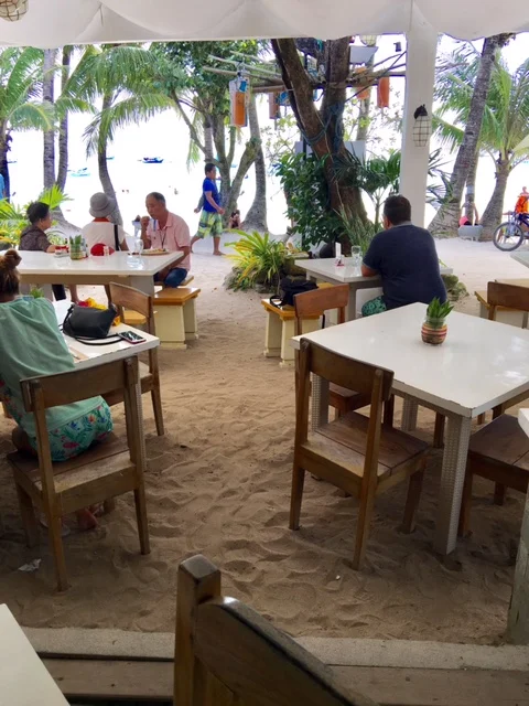 Beach dining (Photo by Gemma Nemenzo)