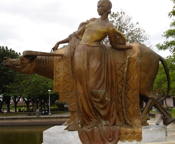 1920s art moderne sculpture flanking Capitol Building Lagoon park in Bacolod City (Photo courtesy of Lilia V. Villanueva)