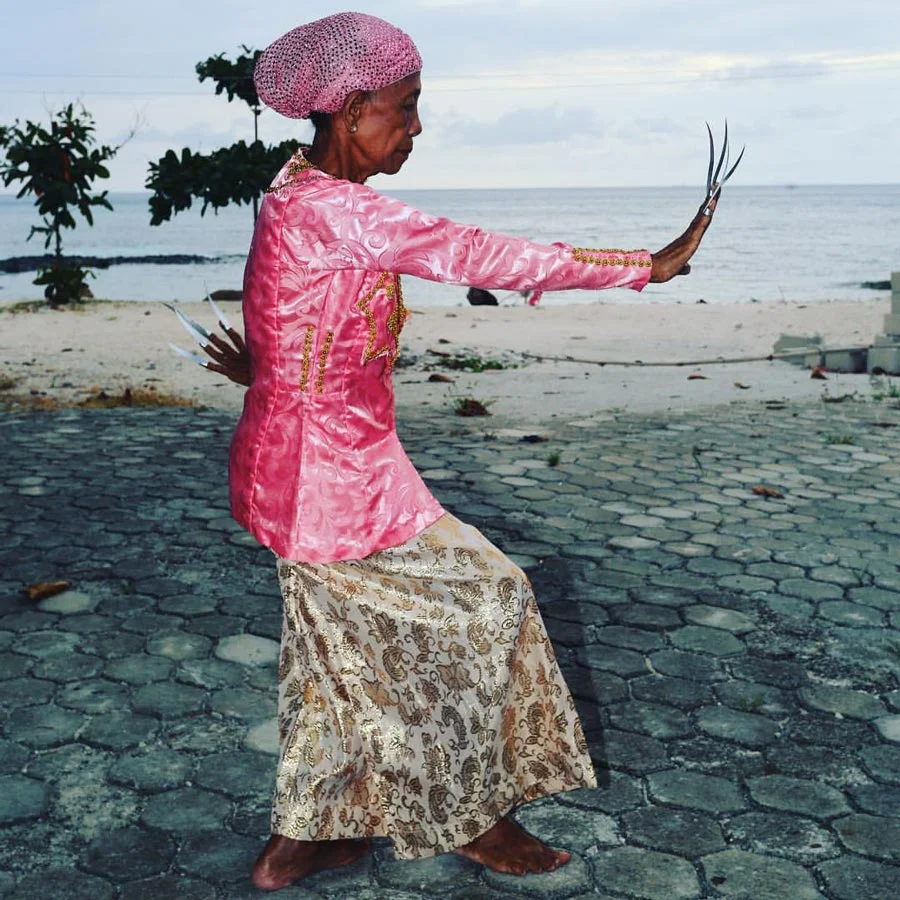 Elder Tawi Tawi dancer by the sea. (Photo by pc@maedayimages)