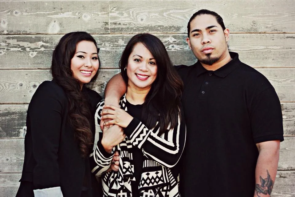 Pati Navalta Poblete (center) with her children Julienne and Robby (Source: Facebook)