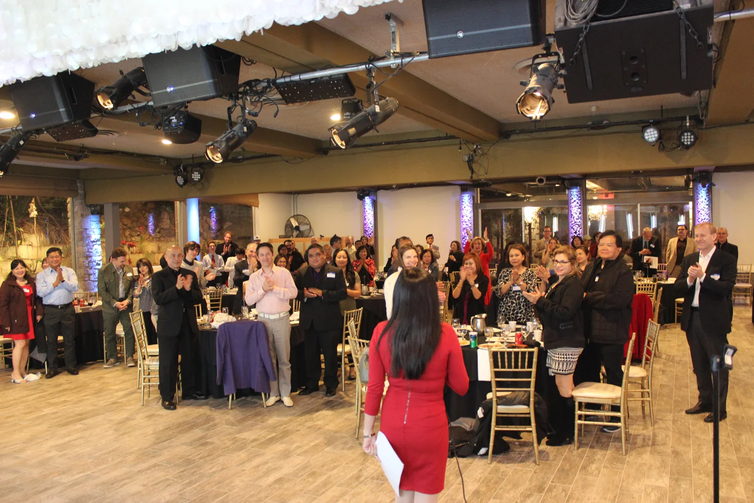 Steve O’Rourke (far right, standing) leads ovation for his wife, Cristina Osmeña. (Photo by Vivian Abellana)