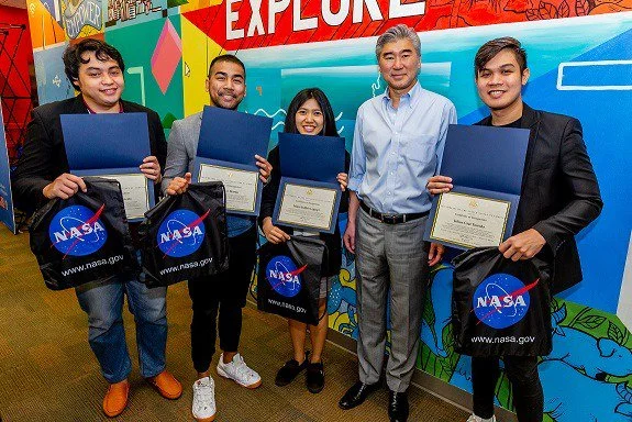 United States Ambassador to the Philippines Sung Kim and the Philippine team that won the 2018 NASA Space Apps Challenge. (Photo courtesy of the United States Embassy, Manila).