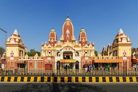 The Birla Mandir Hindu temple (where photography inside is forbidden). Doesn’t it remind you of the main train station at Disneyland?