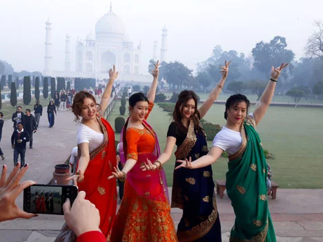 Sorry, no Pinoy-spotting there, instead there was this attractive quartet of four ladies from China, with guy-escorts in costume as well, doing a pictorial shoot in front of the revered Taj Mahal which one can barely see, hidden in the mist. This quartet provided a lot of color but they started to get rowdy, causing a sentry to come over and admonish them. Oy, the new Chinese tourists!! (Author’s personal collection.)