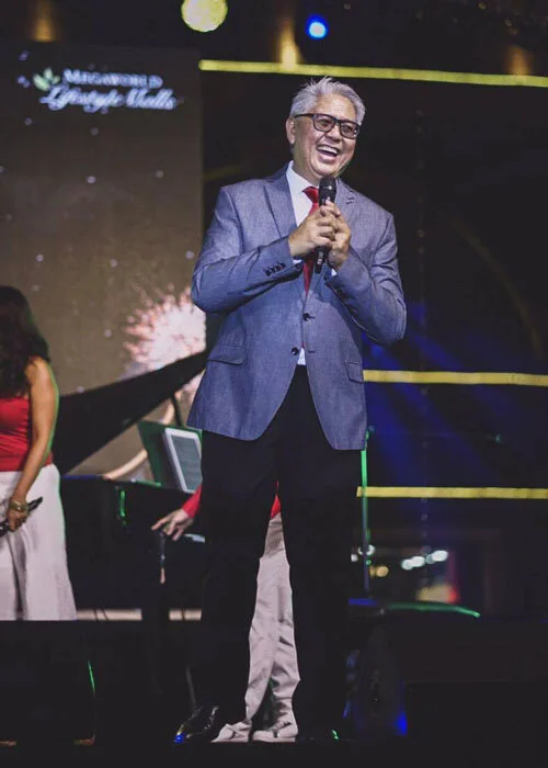 Cayabyab at the tree-lighting ceremony of Megaworld Lifestyle Malls (Source: facebook)