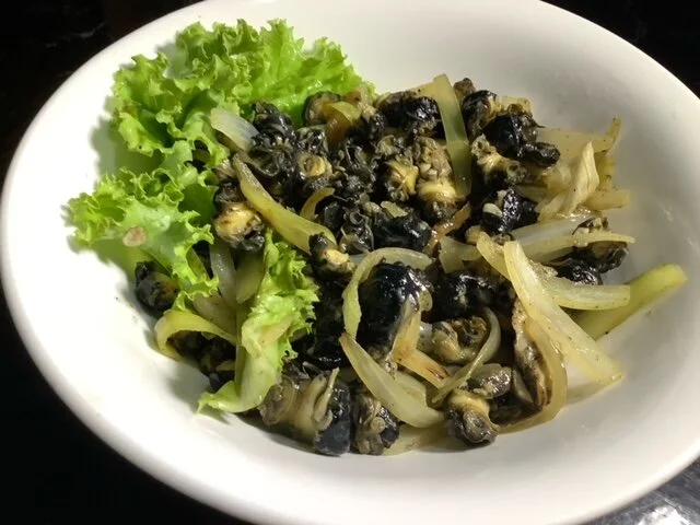 The Happy Home Cook: Two Ways of Cooking Kuhol (Snails)
