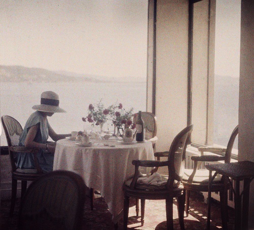 Jacques Henri Lartigue Bibi au restaurant d'Eden Roc, Cap d'Antibes, 1920