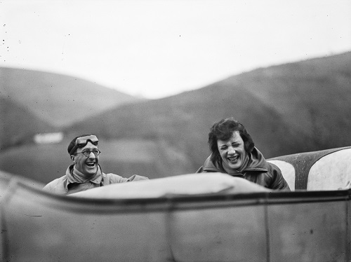 Jacques Henri Lartigue Ubu et Bibi sur la route entre Lourdes et Pau, 1925
