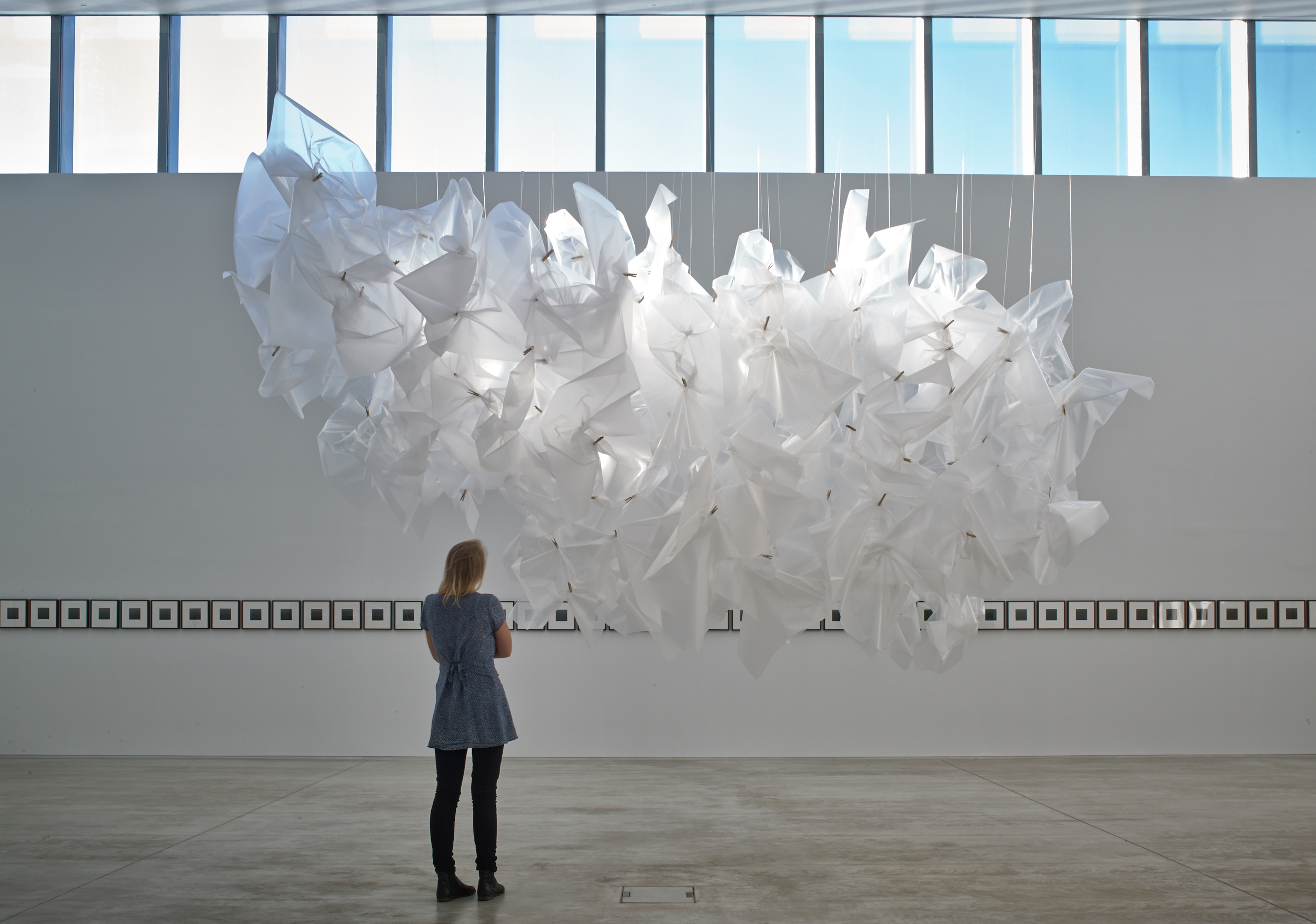  Spencer Finch&nbsp; Passing Cloud (After Constable), 2014&nbsp; Light fixtures, filters, monofilaments and clothes pins&nbsp; Courtesy the artist and Lisson Gallery&nbsp; Photo Stephen White 