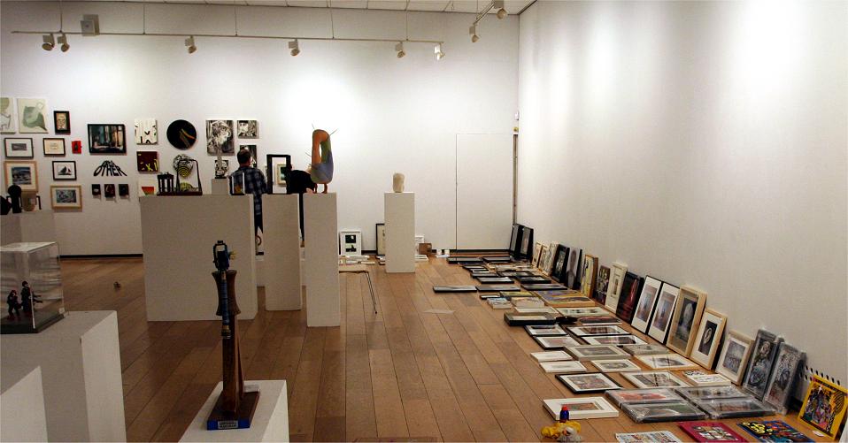 Hanging the ING exhibition in 2014. www.discerningeye.org/exhibition/enter/enter.php