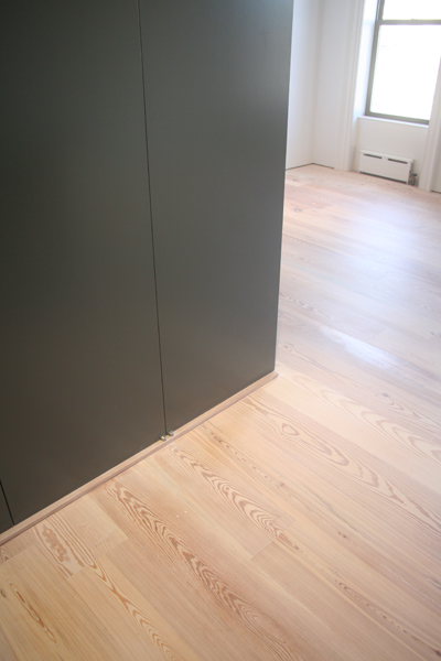 Pivot door corner detail.png