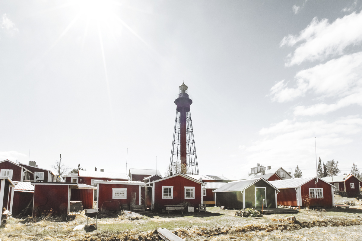 The lighthouse of Pite-Rönnskär dates from 1905 and was deactivated in 1972, as the modern lighthouse Nygrån (built 1959) placed in open water was enough to provide sea safety.