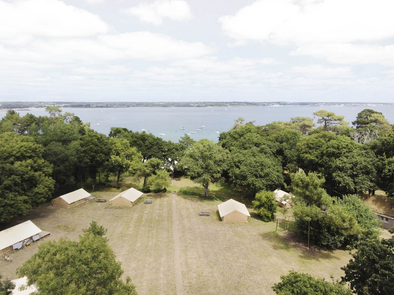 The campsite is situated directly at the sea.