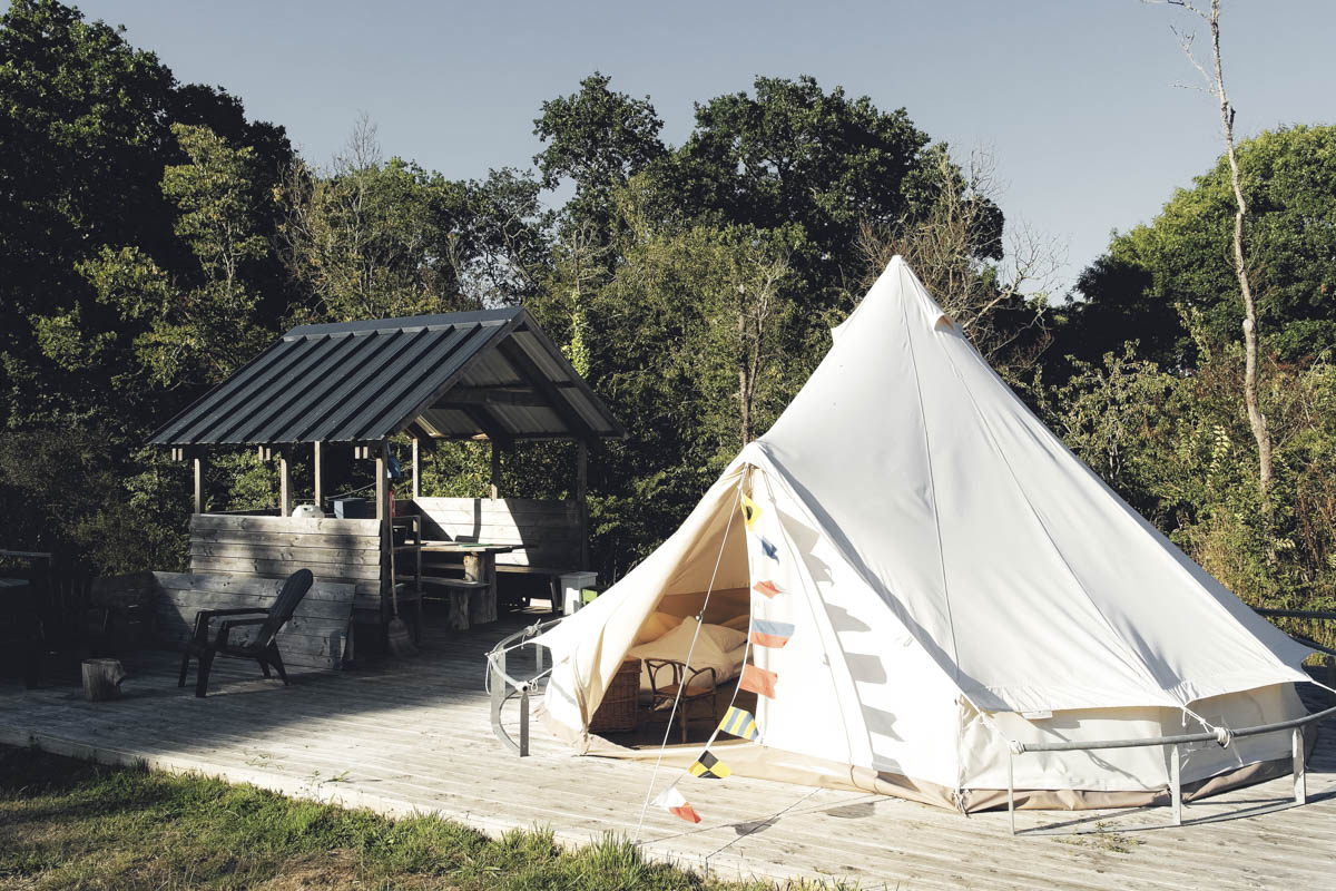 The more basic Atoll tents, installed on wooden decks with a private outdoor kitchen and dining table.