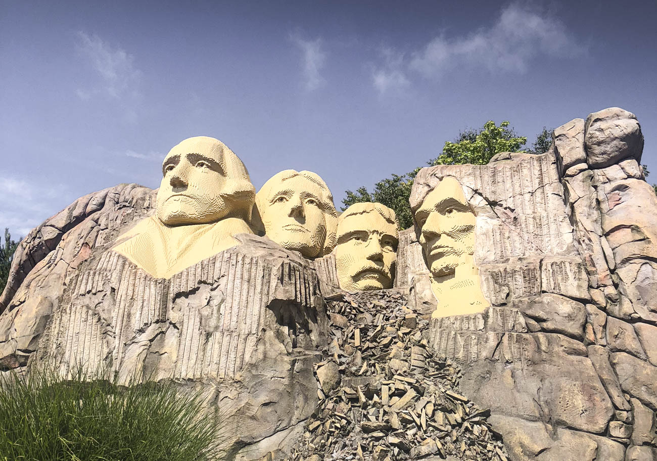 No, this is not mount rushmore… but it could be! Build with 1,5 miljon pieces of lego, this setting looks very impressive!