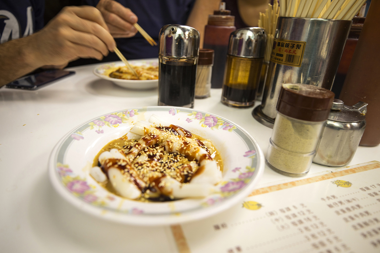 Taste some beloved steamed rice rolls. Mix your own sauces the way you like it.