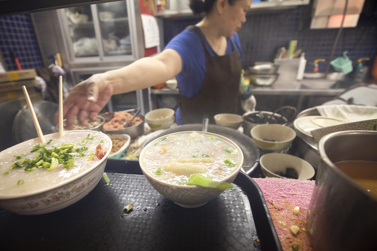 Dishes are being served at a traditional breakfast shop.