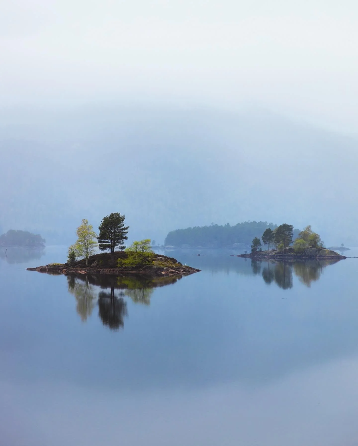 Lost in the silence of Agder County in Norway, where I was treated to breathtaking scenery. I also explored Grimstad, where each corner whispers tales waiting to be discovered. I am excited to look back on a journey that left me in absolute awe. 🇳🇴