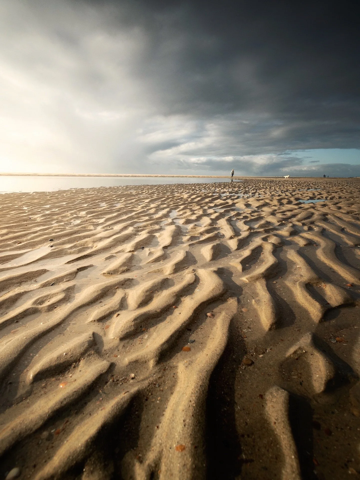 Last photo of 2025: sand structures on a beautiful beach where silence still remains, at least for a while.😅While I&rsquo;m visiting Burgh-Haamstede, we&rsquo;ll be watching the fireworks in Rotterdam tonight and welcoming the new year with calm aft