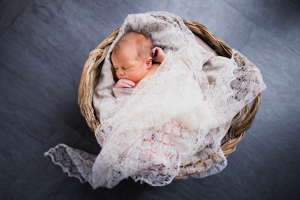 newborn-photographer-rochester-11.jpg
