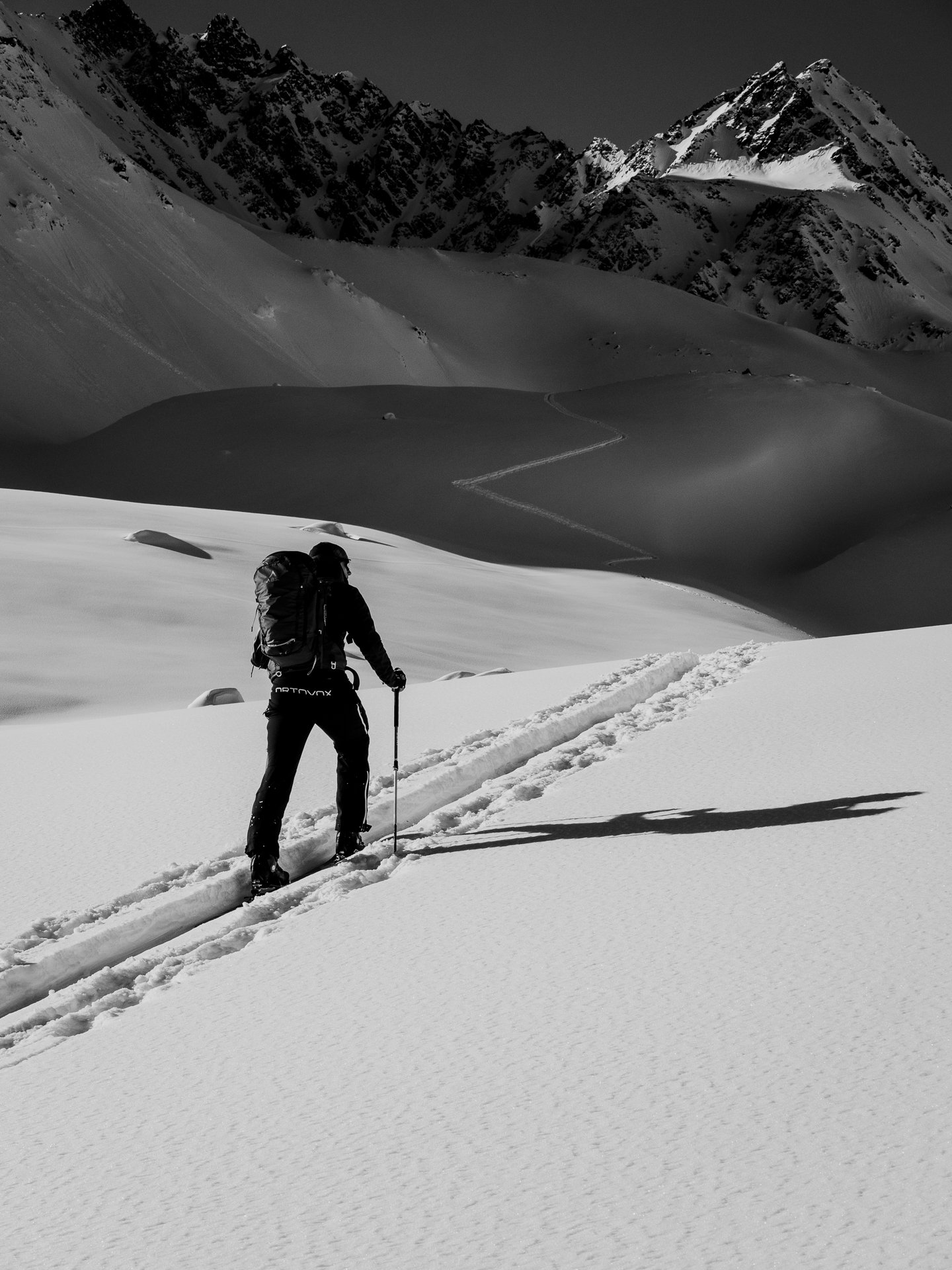 Daniel Keppler_Black or White_2024_skitour_Praxmar-1-11.jpg