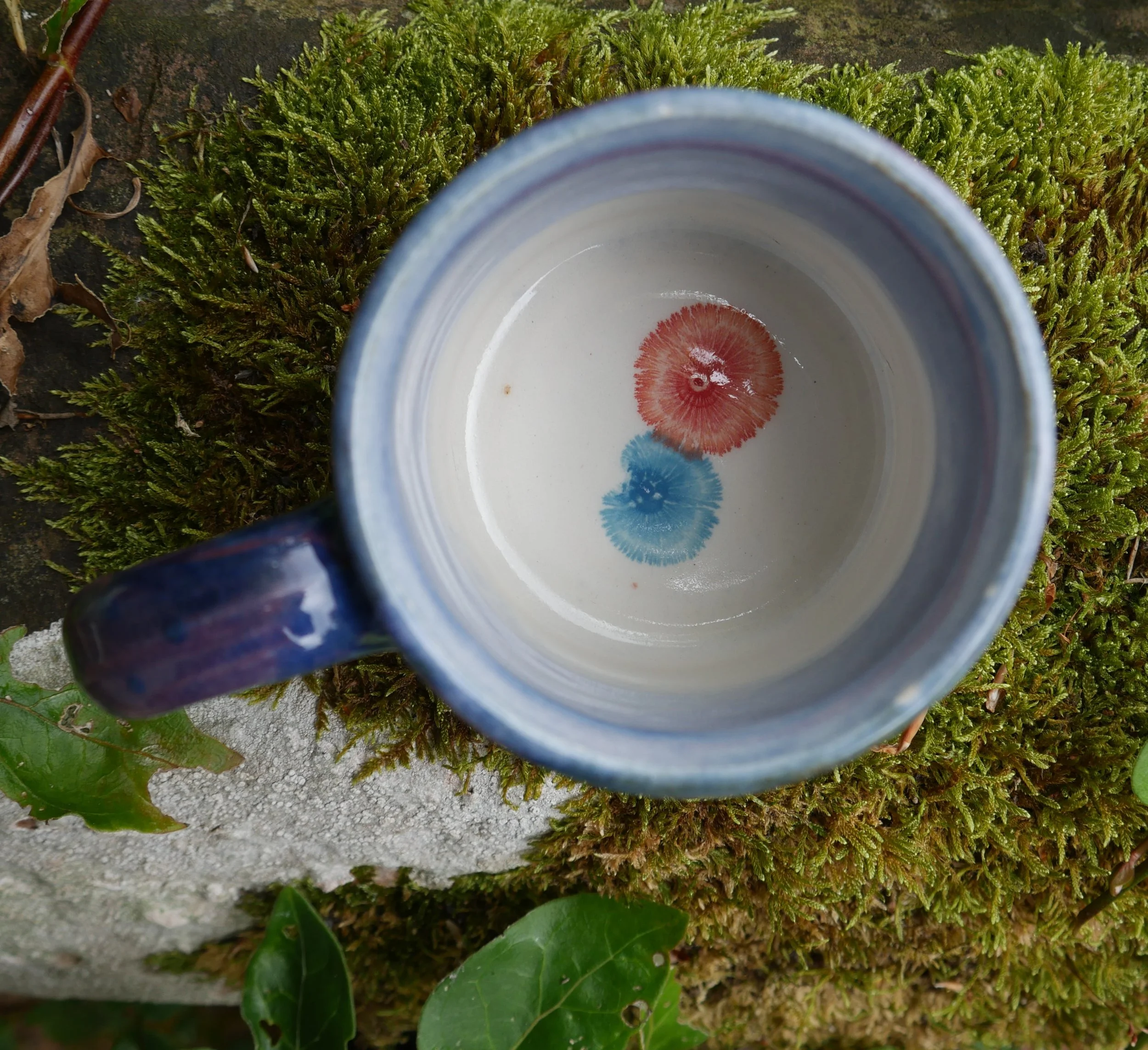   Blue/red mug: inside detail, mocha diffusion effect  