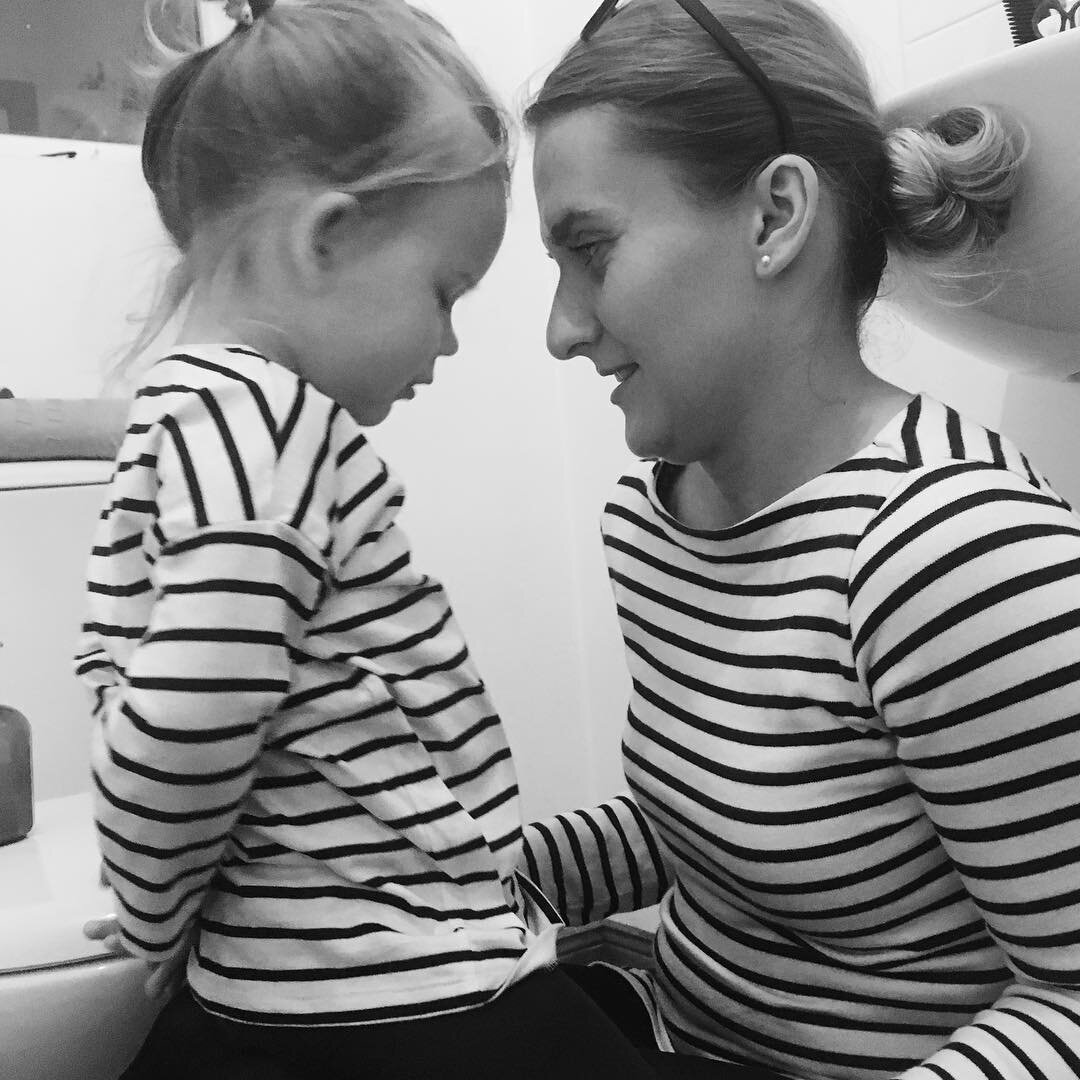Amy &amp; @missagata 
Serious chat, serious stripes. ⚪️⚫️⚪️⚫️⚪️⚫️