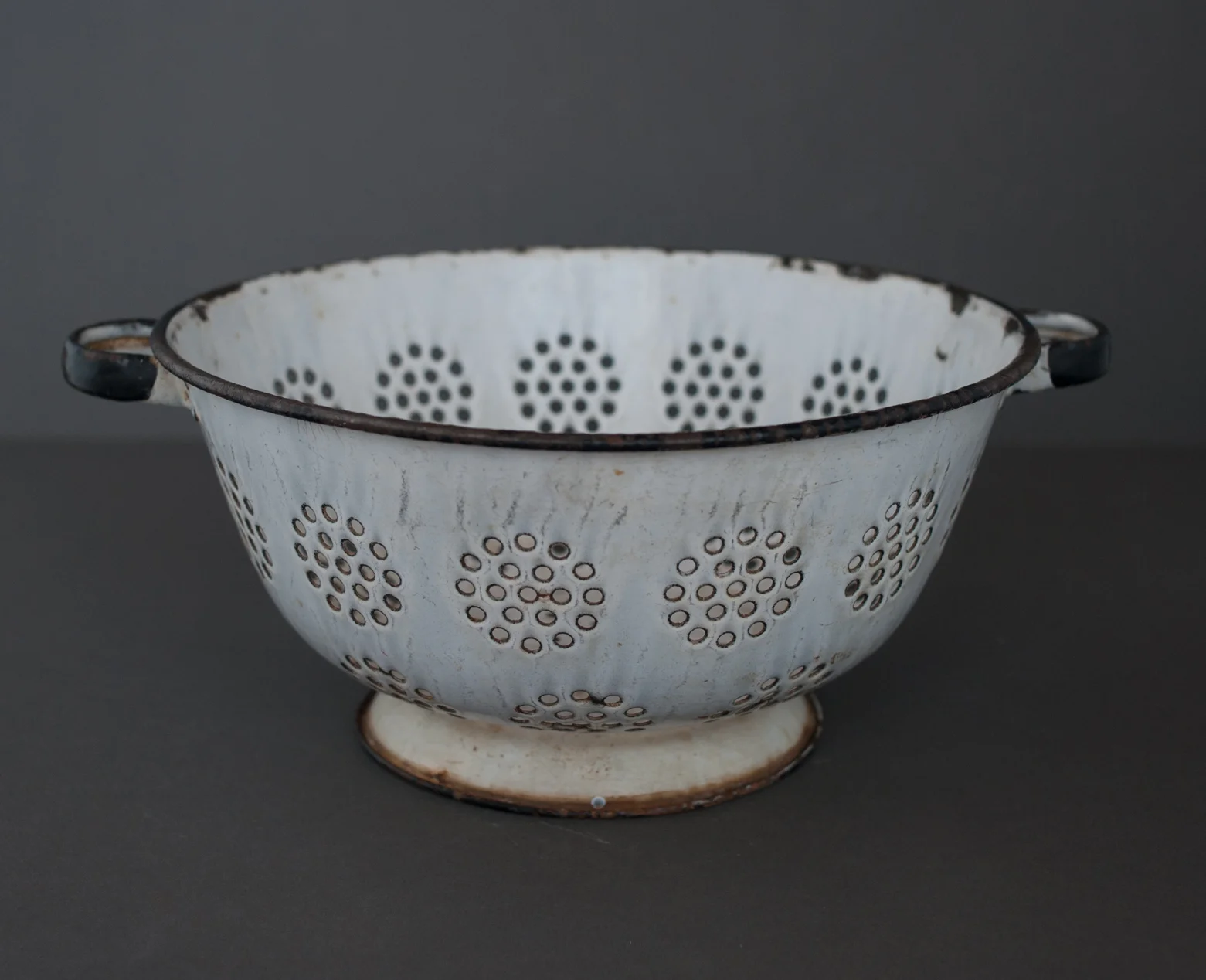 FoodPhotographyProps_NicoleMcQuade_vintagecolander.jpg