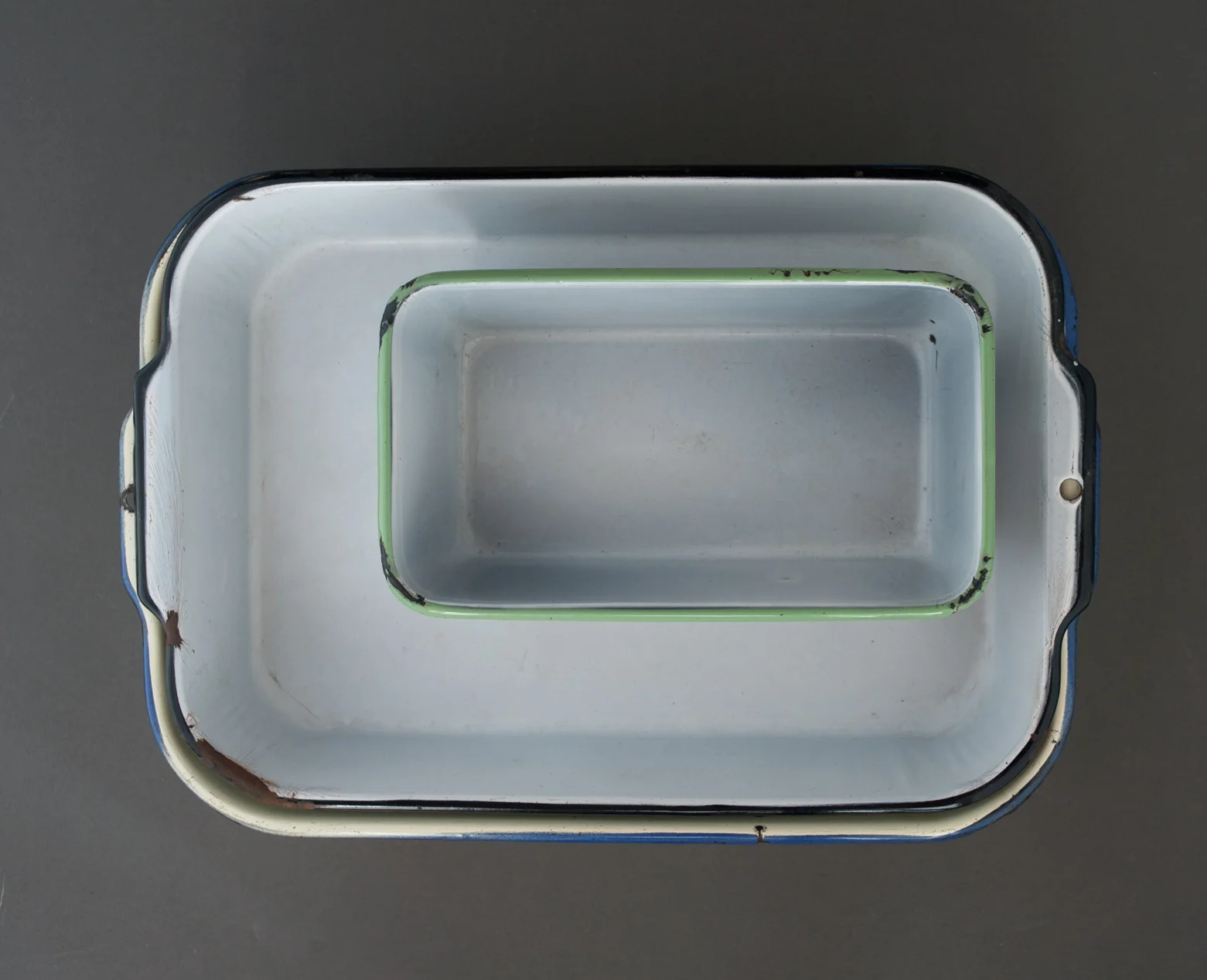 FoodPhotographyProps_NicoleMcQuade_vintageenamelpans.jpg