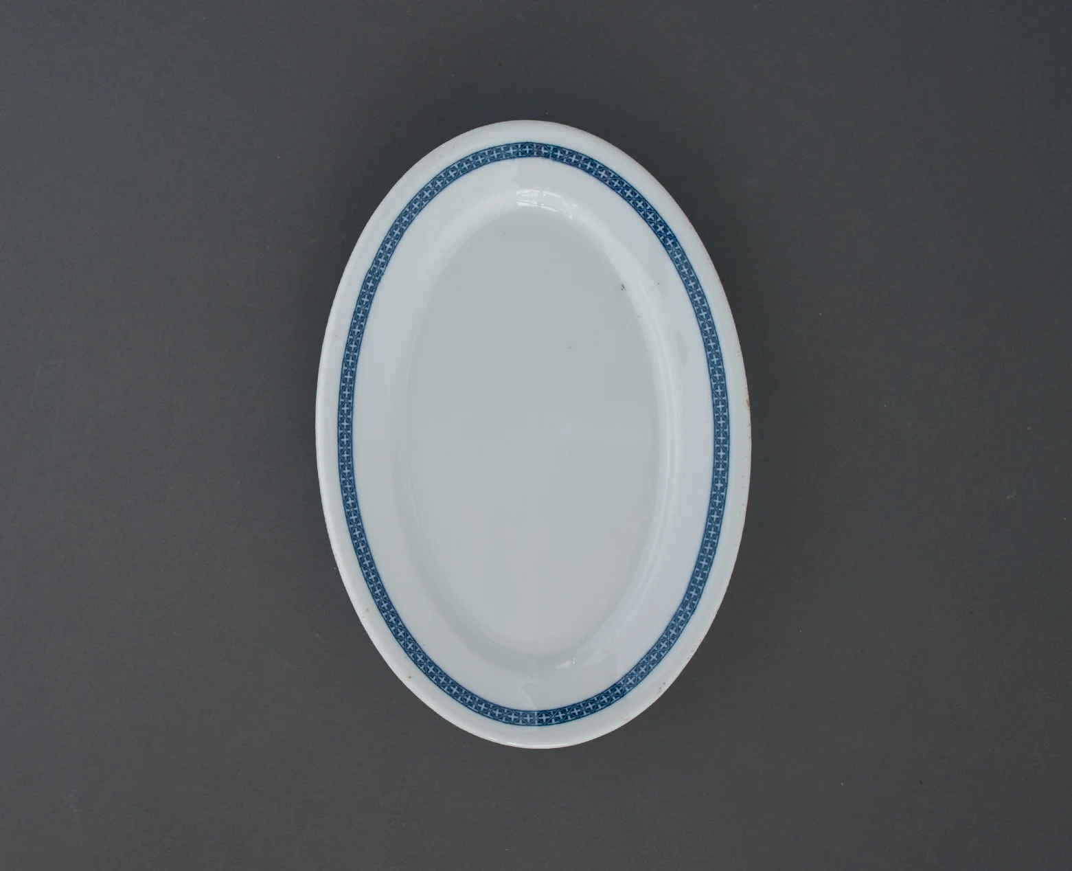 FoodPhotographyProps_NicoleMcQuade_vintagebluedish.jpg