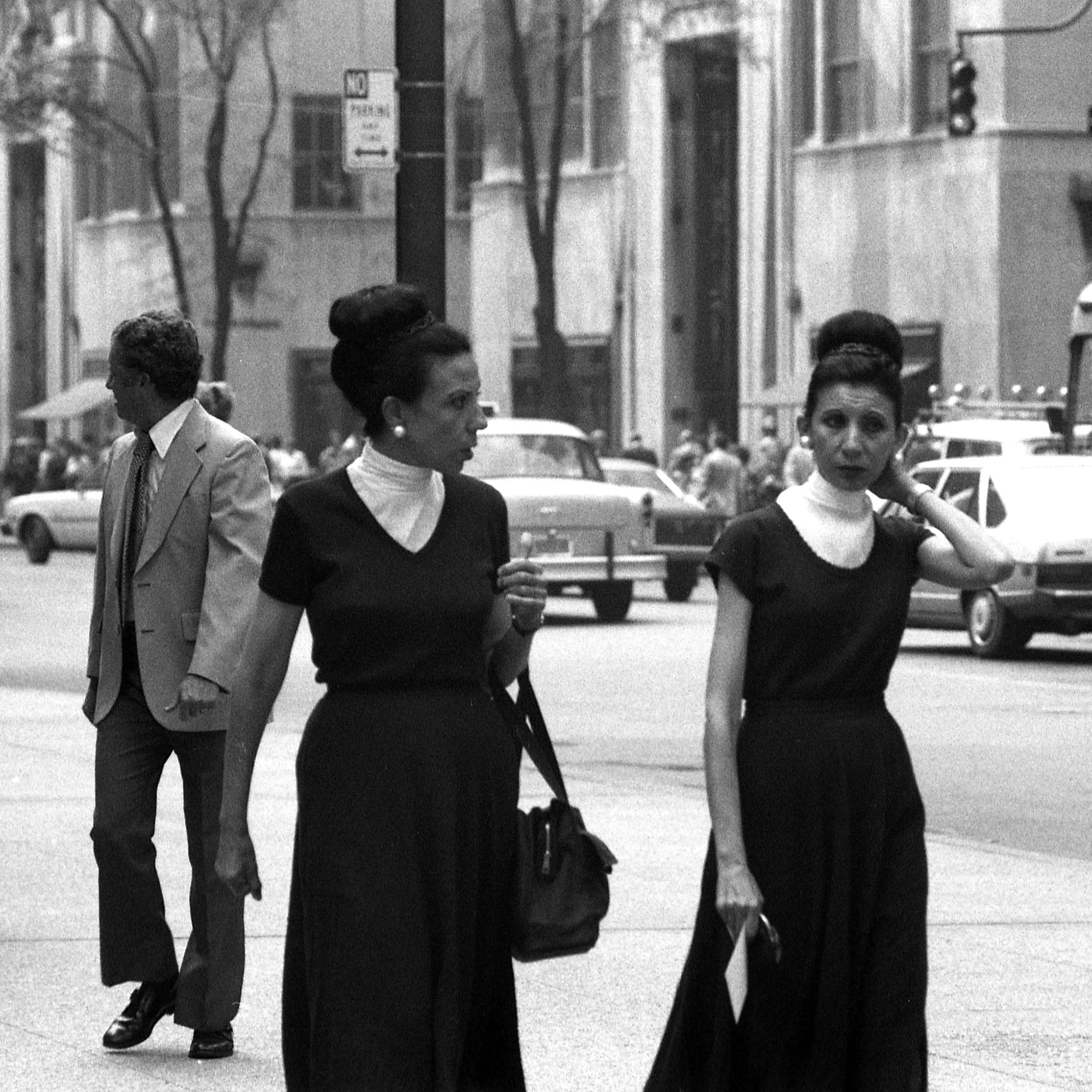 2 women on Fifth_sq.jpg